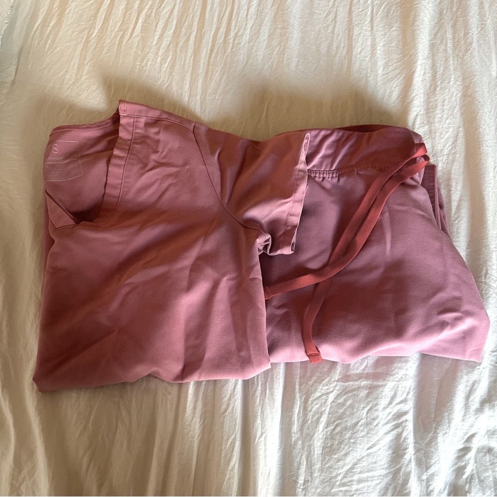 Figs Chalk Pink Scrub Set